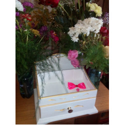 Комодик с резьбой